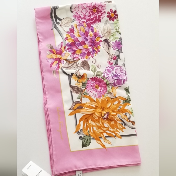 Salvatore Ferragamo Ceramica Print Silk Square Scarf Avorio Rose - Picture 9 of 10